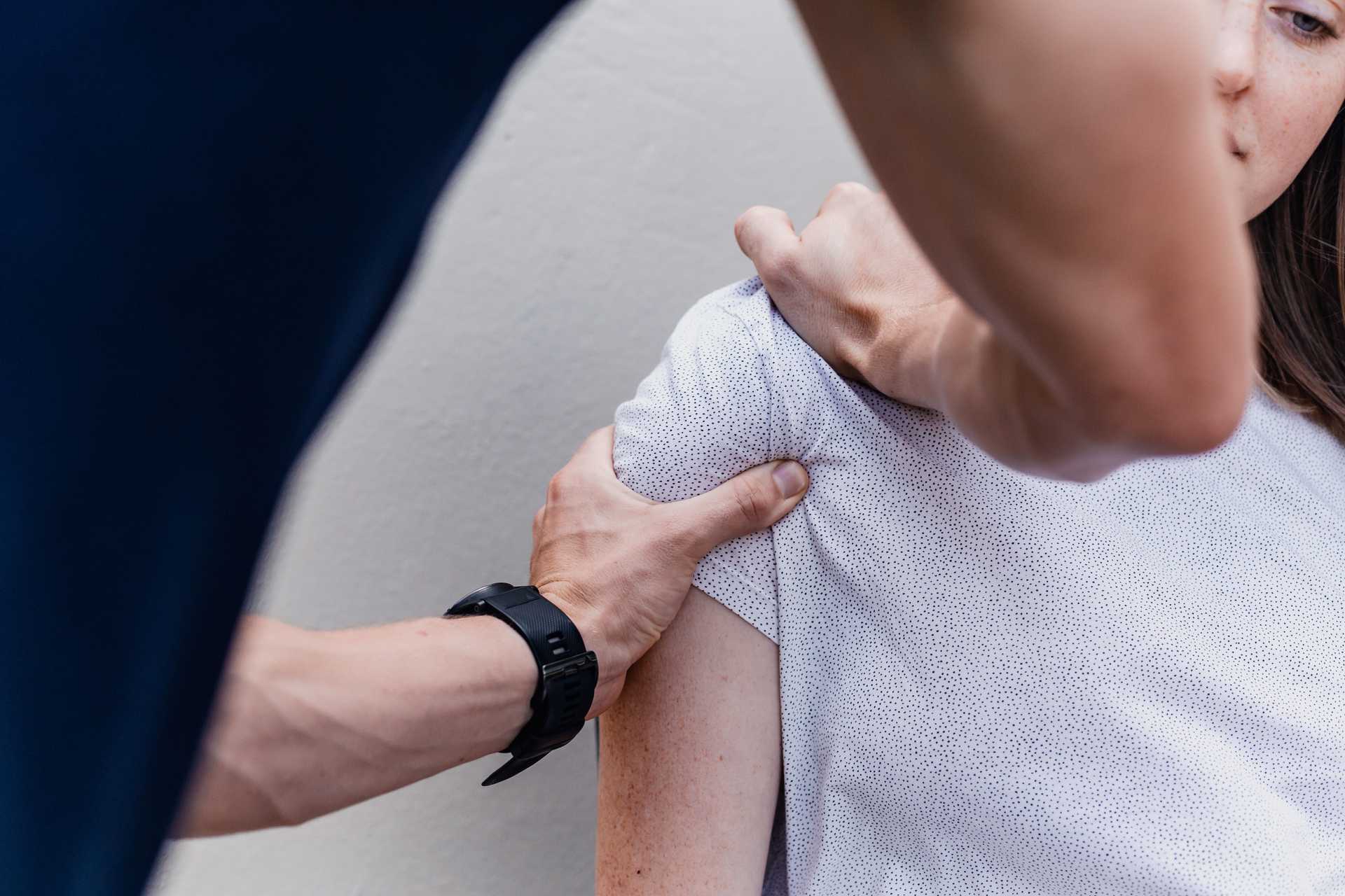 Physiotherapeut welcher einen Patient behandelt